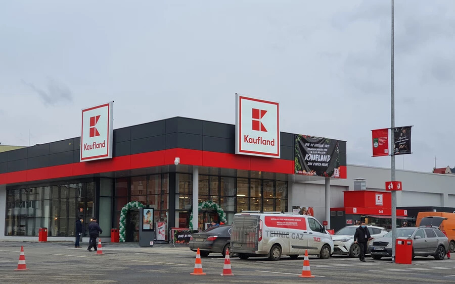 „A Kaufland nem tervezi, hogy bezárja vagy szünetelteti 74 üzletének működését” - közölte Samuel Machajdík, a vállalat szóvivője. Az IKEA még a nyár folyamán rövidített nyitvatartásán, de további intézkedésre nem készülnek. 