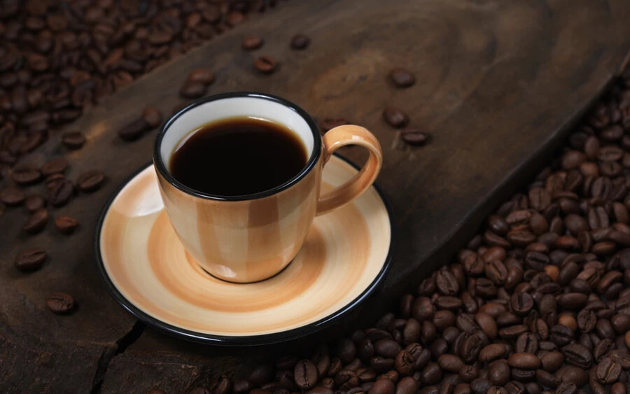 Ön sem tudja elképzelni a reggelt kávé nélkül? Nem kell lemondani róla, csak ne reggeli előtt fogyassza. Az éhgyomorra történő kávéfogyasztás gyomorégést vagy gyomorgörcsöt okozhat, és a májra is rossz hatással van. 