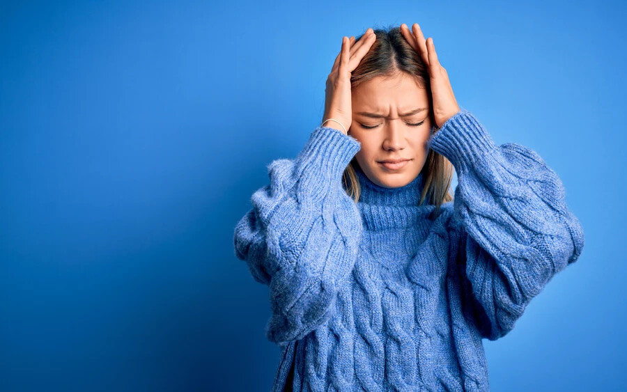  Fáj a feje? A rossz testtartás és a rossz gerinc lehet az egyik ok. Az ilyen típusú fájdalom, amelyet "nyaki migrénnek" is neveznek, az úgynevezett cervicogén fájdalom kategóriájába tartozik.