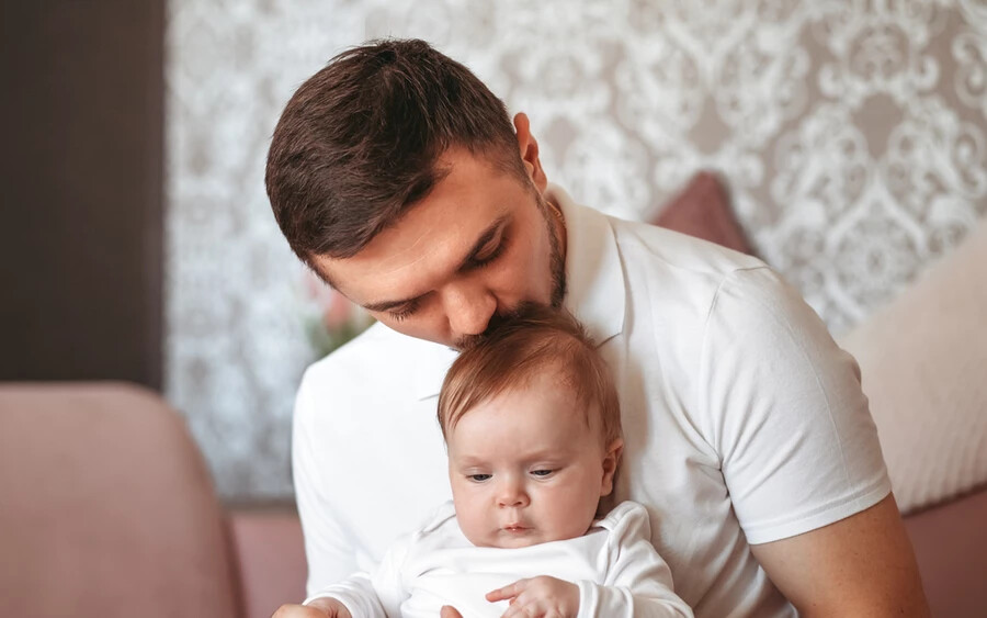 Statisztikailag azonban Szlovákiában csak az apák minimális része kapja meg a támogatást, mivel az az újdonsült apáknak szól.