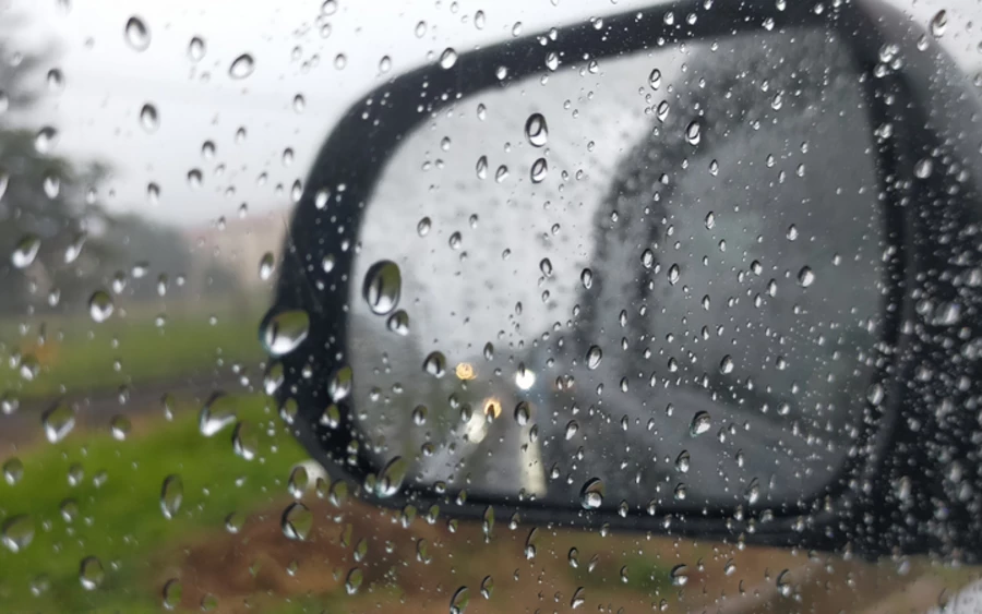 Az iMeteo.sk szerint a Constantin ciklon tart Európa felé, és veszélyes időjárást hoz magával. A meteorológusok heves havazásra, csapadékra és veszélyesen erős szélre számítanak.