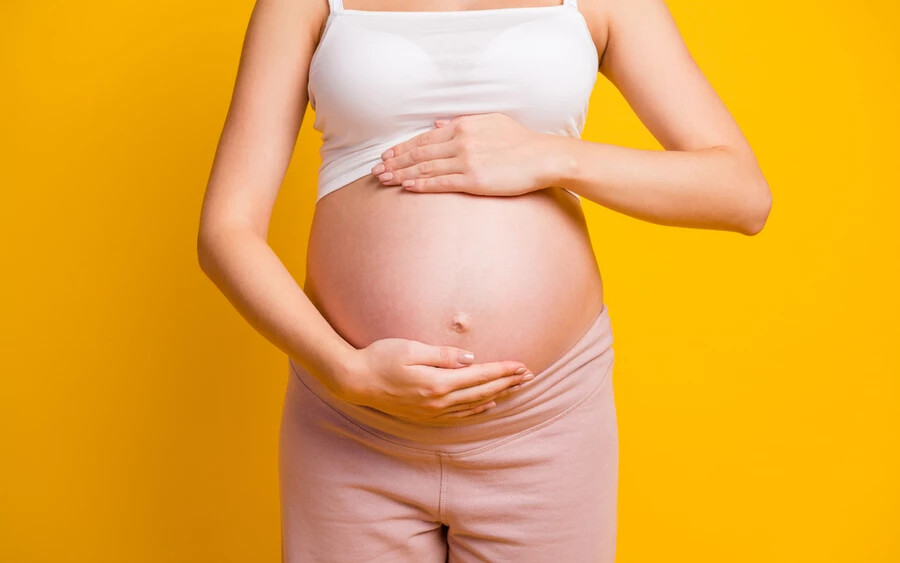 A terhességi támogatásra azok a terhes nők jogosultak, akik a terhesség 13. hetének kezdetén, azaz 27 héttel a szülés várható időpontja előtt járnak. A feltétel azonban az, hogy betegbiztosítással kell rendelkezniük, ami a gyakorlatban azt jelenti, hogy alkalmazottnak kell lenniük.