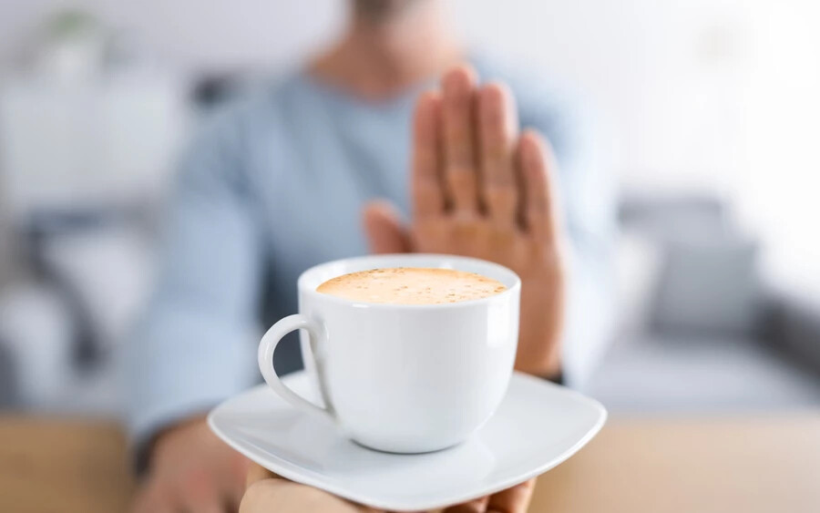 A szakember szerint a tünetek általában az átlagosnál lassabb anyagcseréjű egyéneknél jelentkeznek, aminek eredményeképpen a koffein hosszabb ideig marad a szervezetben.