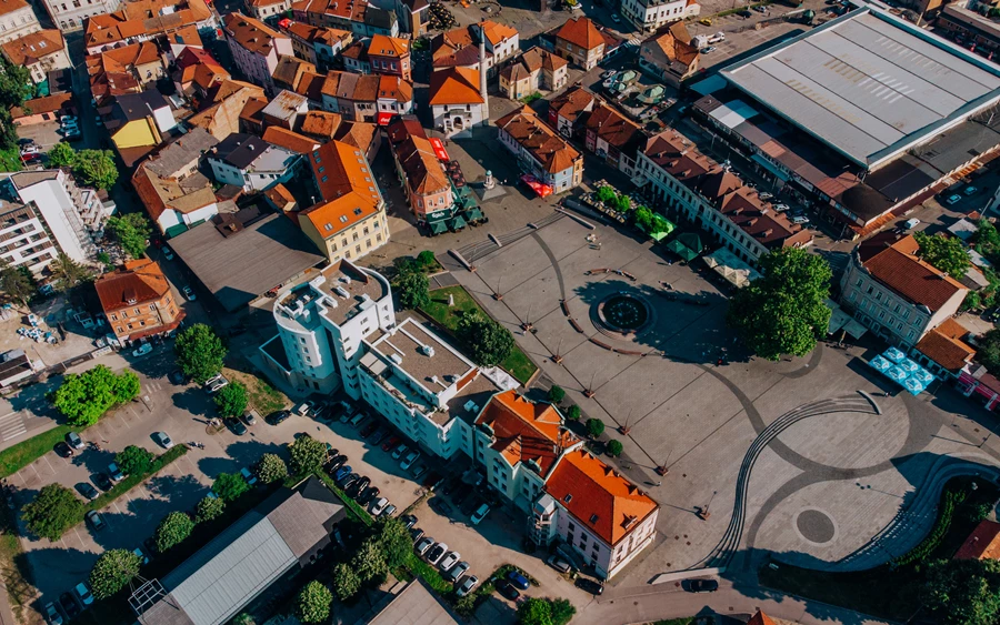 A Momondo weboldal szerint, ahol az utazók összehasonlíthatják és kereshetik a repülőjegyeket a világ minden tájáról, Bécsből Tuzlába és vissza 18 euróért lehet eljutni.