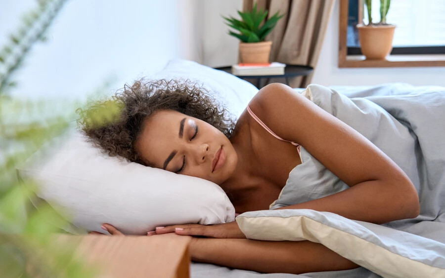 Először is fontos, hogy minél gyakrabban kialudjuk magunkat, ami legalább napi 7 óra folytonos alvást jelent. Így elkerülhetjük a vörös és száraz szemeket.