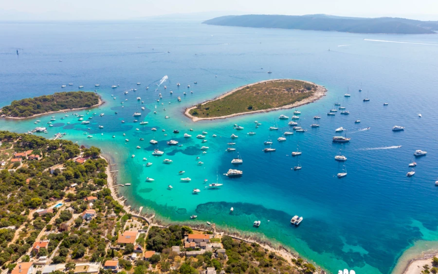 Egy híres horvátországi öbölről van szó Drvenik Veli szigetén, amely az Európai Unió által védett területek közé tartozik. A CNN Prima NEWS tudósítása szerint a védett területnek egy részét nemrégiben műanyaghulladékkal és kavicstörmelékkel borították.  