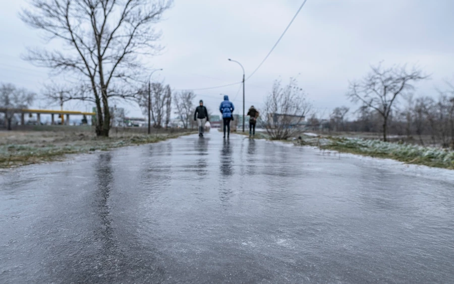 Az ónos eső első jele, hogy az autó üvegén megjelenik egy párának tűnő réteg, melyet azonban ronggyal nem lehet eltávolítani. Az ilyen esetekre jó, ha van nálunk fagyálló folyadék, melyet az ablaktörlő-folyadék tartályába öntve könnyen megszabadulhatunk a jégrétegtől.