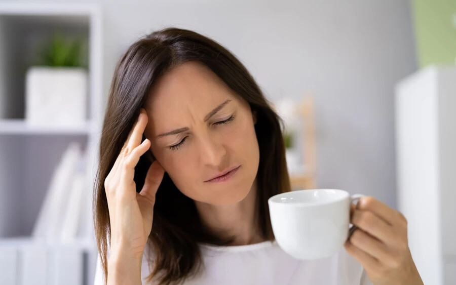 Azok, akik koffeinérzékenységben szenvednek, általában rosszul reagálnak a koffeinfogyasztás által kiváltott adrenalinlöketre, míg a koffeinallergiások tüneteit a kávé magas hisztaminszintje válthatja ki. Amennyiben kávéfogyasztás után remegni kezd vagy sürgető vizelési ingert tapasztal, valószínűleg Önt is érinti az említett problémák egyike.
