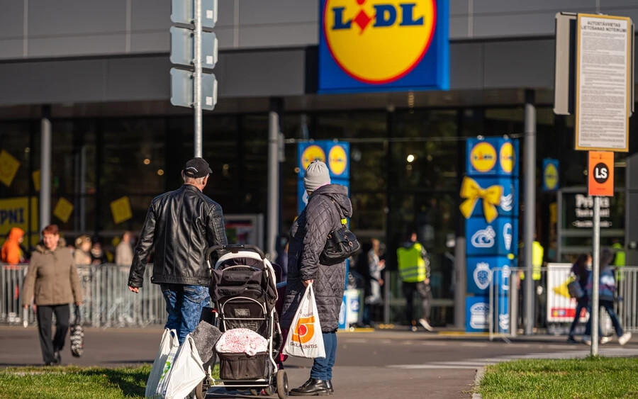 A vásárló a Nekŕmte nás odpadom oldalnak küldött képet kellemetlen meglepetéséről, hozzátéve, hogy az ecetes uborkát egy sokat látogatott élelmiszerüzletben vette. „A pozsonyi Duna utcában található Lidlből származó uborka. Madzagot találtam benne” – írta. 