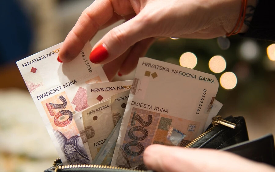 Szlovákiában egy kicsit tovább, február végéig lehet majd pénzt váltani. Ezt azonban csak a Szlovák Nemzeti Bank pozsonyi székhelyén vagy kassai fiókjában teheti meg. A váltás a polgárok és a vállalatok számára napi 8 ezer kunáig ingyenes lesz.