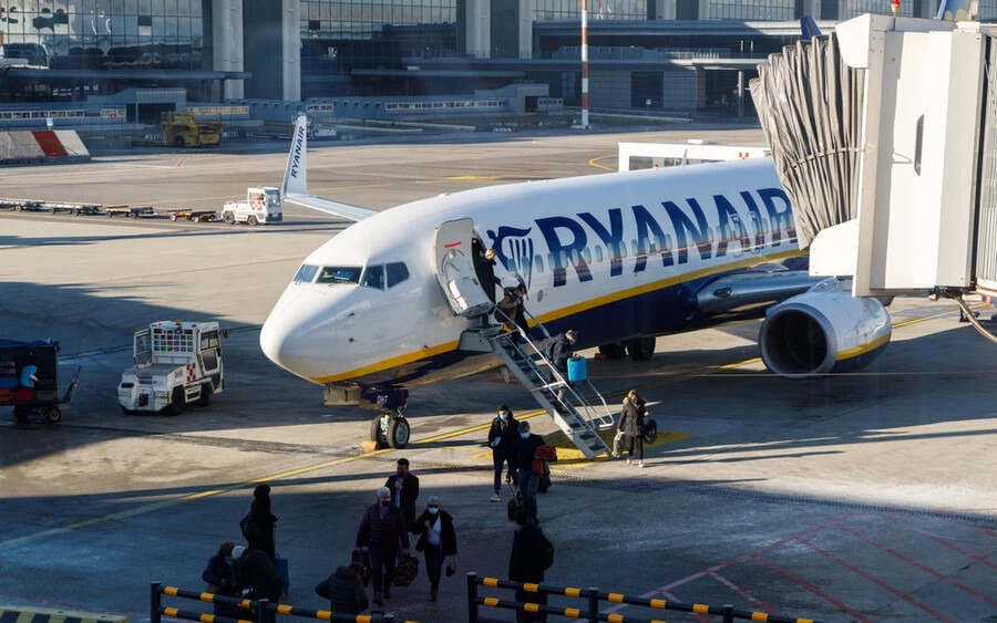 A légitársaságokat - más közlekedési vállalatokhoz hasonlóan - az emelkedő üzemanyagárak sújtják. A repülőgép-üzemanyag ára a tőzsdén 129 százalékkal emelkedett az előző évhez képest - közölte a Denník E. A Ryanair helyzetét ráadásul a még mindig megoldatlan Brexit is nehezíti. 