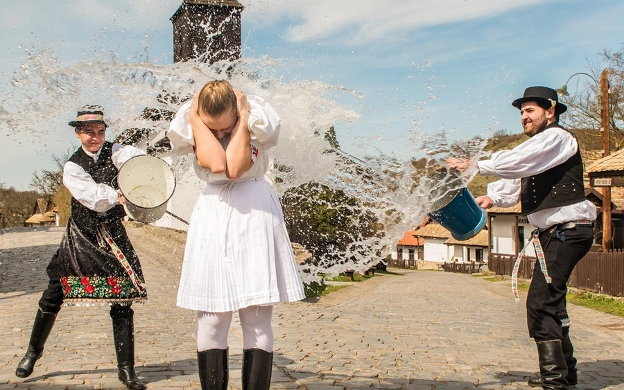 A húsvéti locsolkodás az újjászületés, az élet megújulásának jelképe. A fiatalok a hagyomány szerint locsolóverset mondanak, majd meglocsolják az idősebbeket, hogy egészséget és szerencsét hozzanak nekik az új évre.