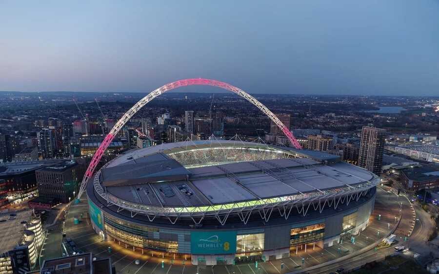 Wembley Stadion, Anglia: Az eredeti Wembley Stadion újjáépítése kemény vállalkozás volt, ám megérte. A helyszín 2007-es megnyitóján megszületett Európa második legnagyobb stadionja egy kilométeres kerülettel, 133 méter hosszú tetőszerkezete pedig a világ egyik kimagasló építészeti eleme.