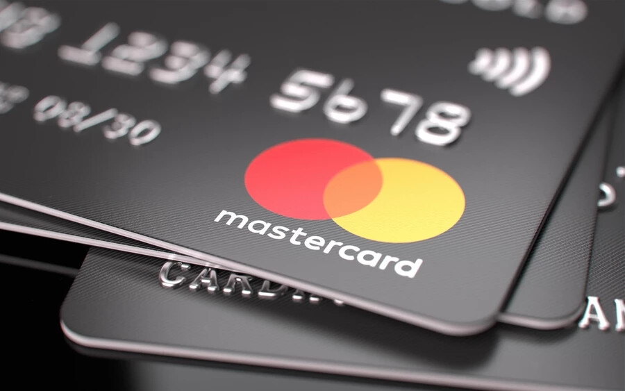 A cégek megegyeztek, hogy a rendszert egyszerűsítik, a fizetési kapukra a kártyáink emlékezni fognak, és eszközeinken keresztül azonosítanak majd minket. Konkrétan a Click to pay szolgáltatásról van szó, a Mastercard és a  Visa is ígéri, hogy idén bevezeti nálunk. A bankkártyagyártó cégek elsősorban a kényelmet emlegetik az új fizetési móddal kapcsolatban.