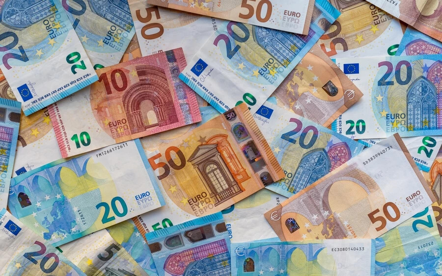  A természetes és jogi személyek készpénzfizetési korlátja egységesítve lesz 15 000 euróra. Eddig ezek a határértékek eltérőek voltak. A változás alapja a készpénzfizetés korlátozásáról szóló törvény módosítása, amelyet a parlament május 23-án, kedden hagyott jóvá véglegesen.