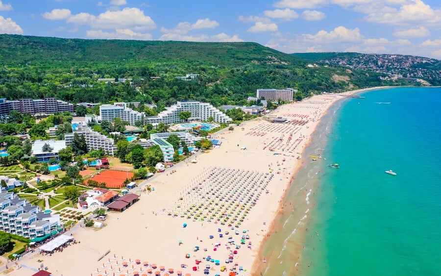 Egy másik lehetőség az Európán belüli olcsó nyaralásra Portugália, amely gyönyörű strandokkal, remek ételekkel és vendégszerető emberekkel büszkélkedhet. Az árak itt viszonylag alacsonyak más európai országokhoz képest, így anélkül élvezheti a nyaralást, hogy túl sokat költene. A Holiday Money Report szerint a legolcsóbb úti cél kifejezetten a portugál Algarve.