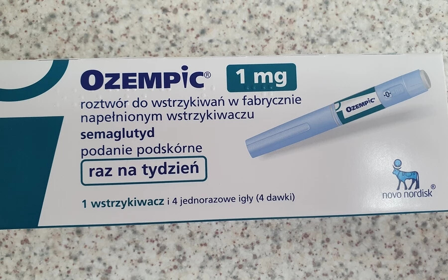 Az amerikai FDA 2021-ben engedélyezte a Novo Nordisk európai cég Ozempic és Wegovy nevű súlycsökkentő gyógyszereit. Ennek eredményeként a vállalat értéke több mint kétszeresére nőtt, és jelenleg 372 milliárd dollárra rúg. 