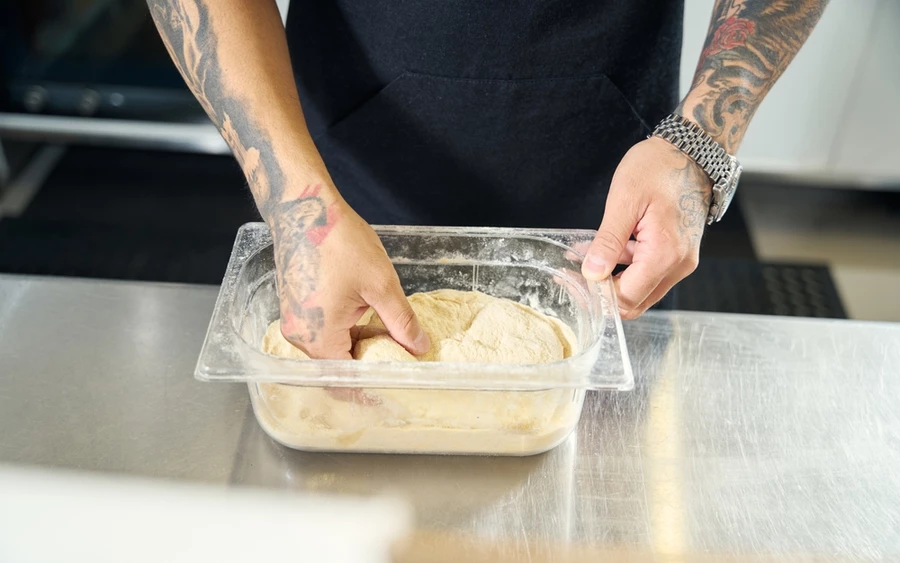 A pizza eredete még a Krisztus előtti időkre nyúlik vissza. A történelem során először a római származású Marcus Porcus Cato Maior említette az ételt, mint egy „lapos kelt tésztát, amelyet olívaolajjal, fűszerekkel és mézzel édesítenek, és köveken sütnek meg”.