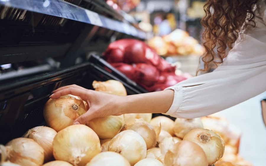 Egy évvel ezelőtt csak 70 centet fizettünk egy kiló hagymáért, a növekedés így több mint száz százalékos. A gazdák szerint azonban nincs ok a pánikra, jelenleg van elég hagymánk.