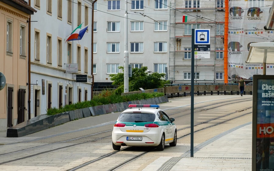 A Pozsonyi Kerületi Közlekedési Felügyelőség rendőrei a közeljövőben a megelőző intézkedések részeként fokozatosan ideiglenes közlekedési táblákat helyeznek ki Pozsonyban a nagyobb forgalmú kereszteződések előtt, amelyek arra szólítják fel a járművezetőket, hogy csak akkor hajtsanak be a kereszteződésbe, ha zavartalanul tudnak továbbhaladni.