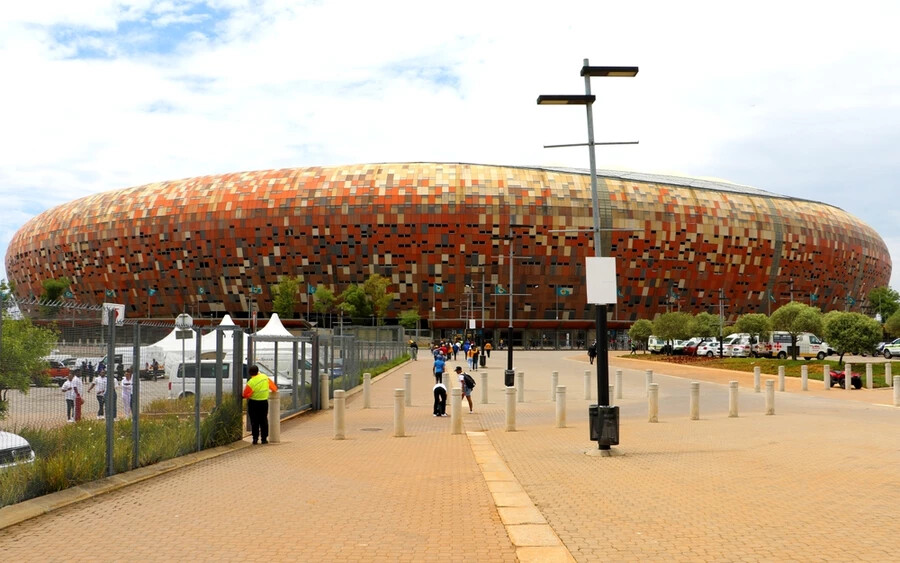 FNB Stadion, Dél-Afrika: A johannesburgi stadion csaknem 88 ezer férőhelyével igazán lenyűgöző, nem csoda, hogy annak idején Nelson Mandela is itt tartotta első beszédét. A helyet különféle mozaikok díszítik, melyek azt a látványt keltik, mintha az épület lángolna.