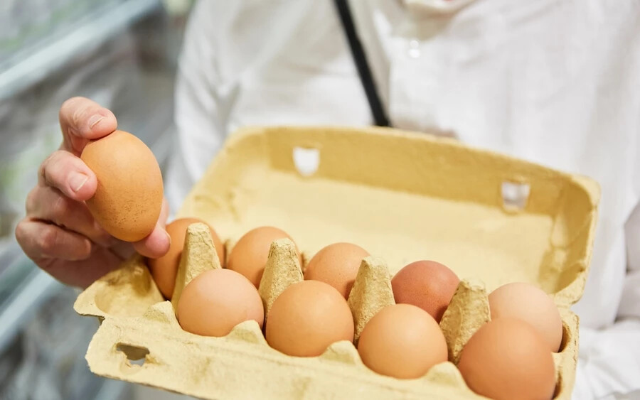 Jana Kuklová, a Coop Jednota szóvivője szerint azzal, hogy a tojást regionális gazdáktól vásárolják, hozzájárulnak a szén-dioxid-kibocsátás csökkentéséhez. Hosszú távon ők is csökkentik a ketreces tartásból származó tojások arányát.