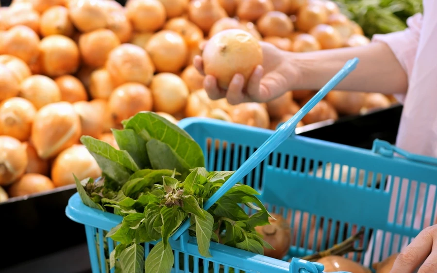 A szlovákiai termelők raktárai kiürültek, az árak pedig megkétszereződtek. A piacon a hagyma kilója két euró, a szupermarketekben valamivel alacsonyabbak az árak.