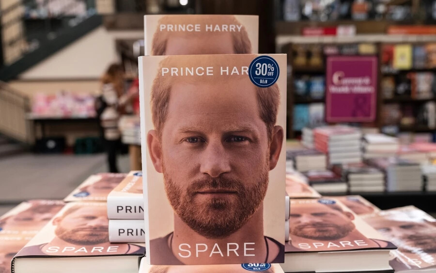 A Harry hercegnél két évvel idősebb Sasha Walpole most szólalt meg először, mióta a herceg Spare című könyvében megemlített egy „idősebb nőt“, aki 2001 nyarán elvette a szüzességét. 