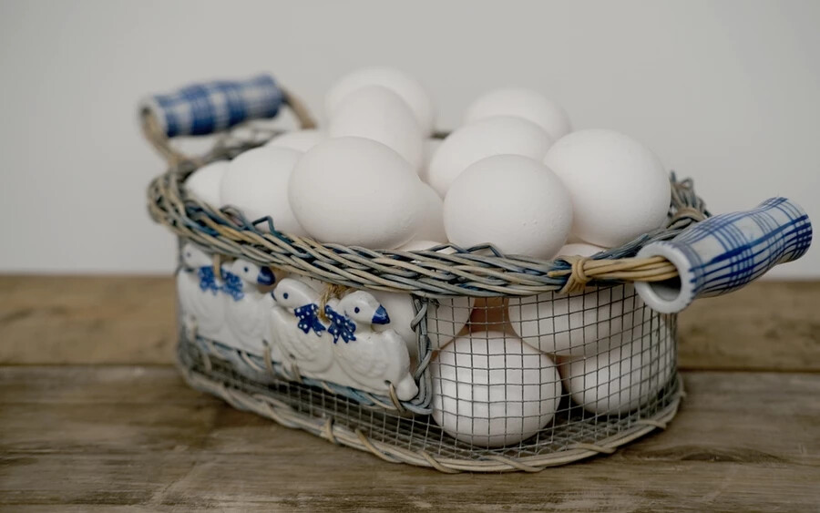 Több, Szlovákiában is működő kiskereskedelmi üzletlánc tervezi, hogy eltünteti boltjai polcairól a ketrecben tartott tyúkoktól származó tojást. 