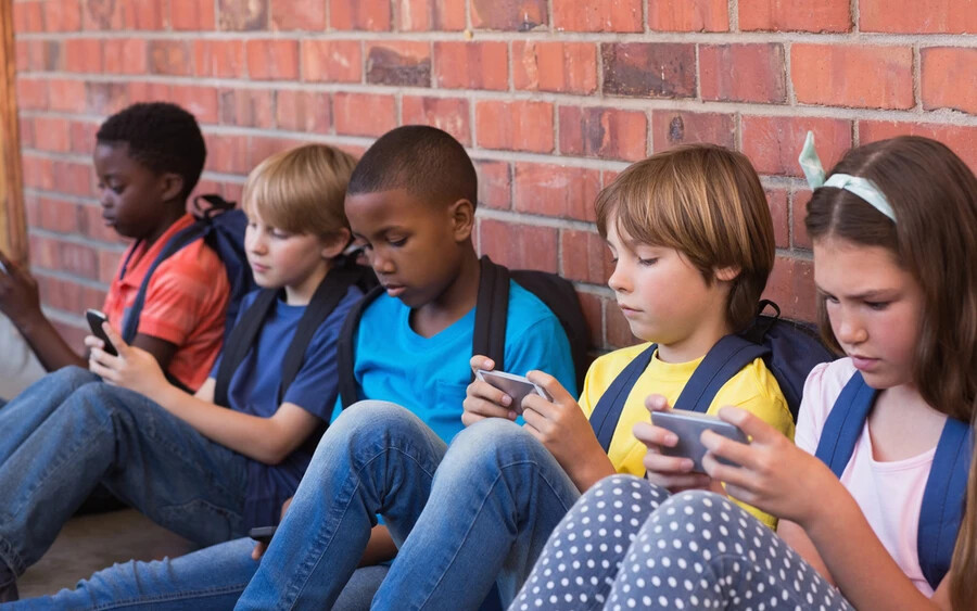 A felmérés 80 gyermek bevonásával készült, célja a 8-15 évesek mobiltelefon-használati szokásainak szemléltetése volt. A megkérdezettek körében a mobilos képernyőidő 9 perc és közel egy teljes nap között váltakozott.
