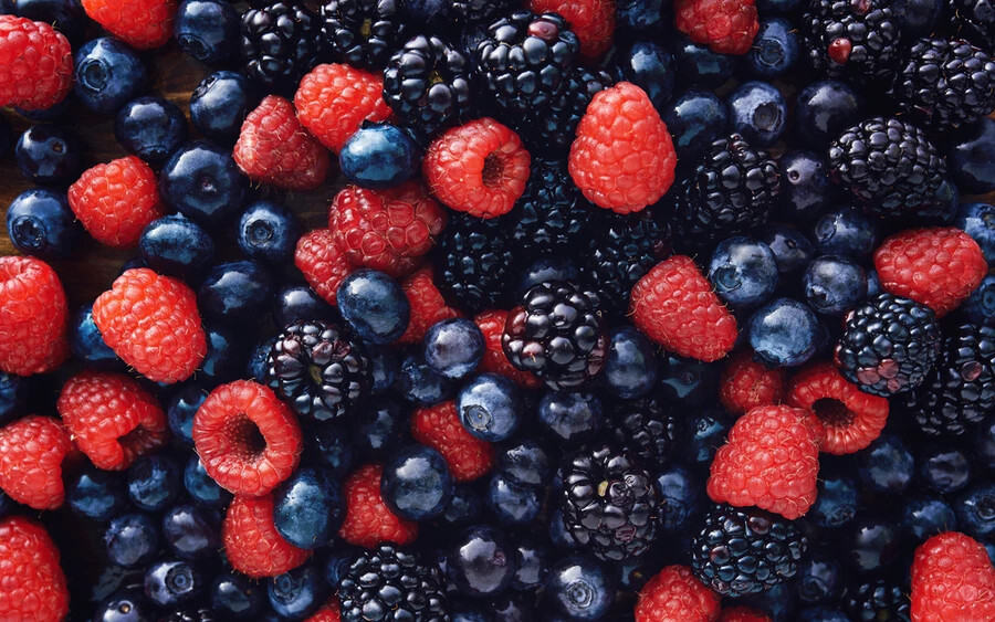 Bogyós gyümölcsök: A bogyós gyümölcsök, például az áfonya és az eper, magas antioxidáns tartalmuk miatt segíthetnek a vérnyomás szabályozásában.