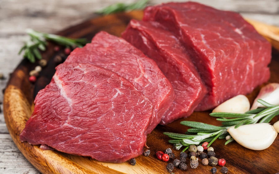 A csont nélküli marhahús kilójának ajánlott fogyasztói ára 2021 őszén 9,20 € volt – ez az ár jelenleg 11,17 €, ami 2,49 €-s áremelkedést jelent.