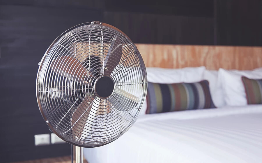Irányítsa a ventilátort a mennyezet felé, így a hűvös levegő nem kifejezetten Önre irányul, és a frissebb éjszakai levegő megfelelően fog keringeni a szobában.