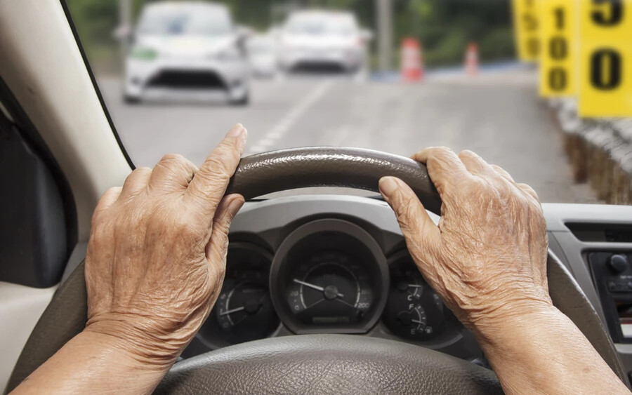 Az Európai Unió azt javasolja, hogy a jövőben  tegyék kötelezővé a járművezetők alkalmasságának ellenőrzését, így főleg a 70 év felettieknek kellene bizonyítaniuk vezetési képességüket. A 70 év feletti járművezetőknek nem csak egyszer kellene  igazolniuk alkalmasságukat, hanem ötévente.