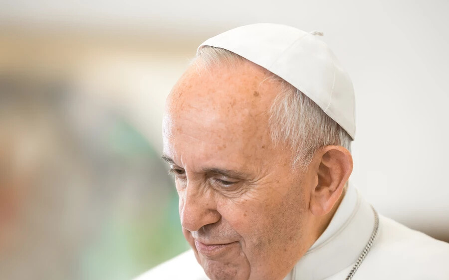 A Vatikán tájékoztatása szerint a pápa a kezelést követő pár napban a kórházban marad majd, hogy a szakértők a megfelelő módon tudják biztosítani a szükséges posztoperatív ellátást. 