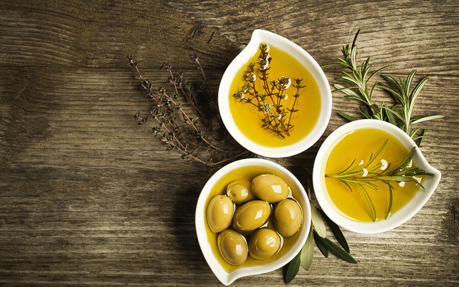 Az extra szűz, hidegen sajtolt olívaolaj omega-3 és omega-6 zsírsavakat, valamint E-vitamint is tartalmaz: ez a kombináció segít megelőzni a szemszárazságot és az időskori makuladegenerációt.