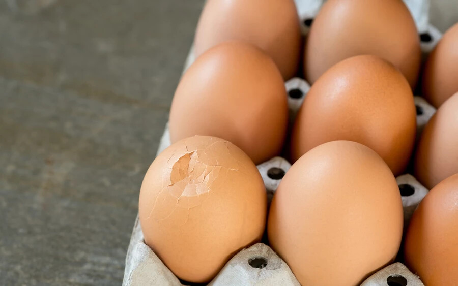 A törött tojást ne használjuk fel! A baktériumok a legkisebb résen is könnyedén bejutnak a tojás belsejébe.