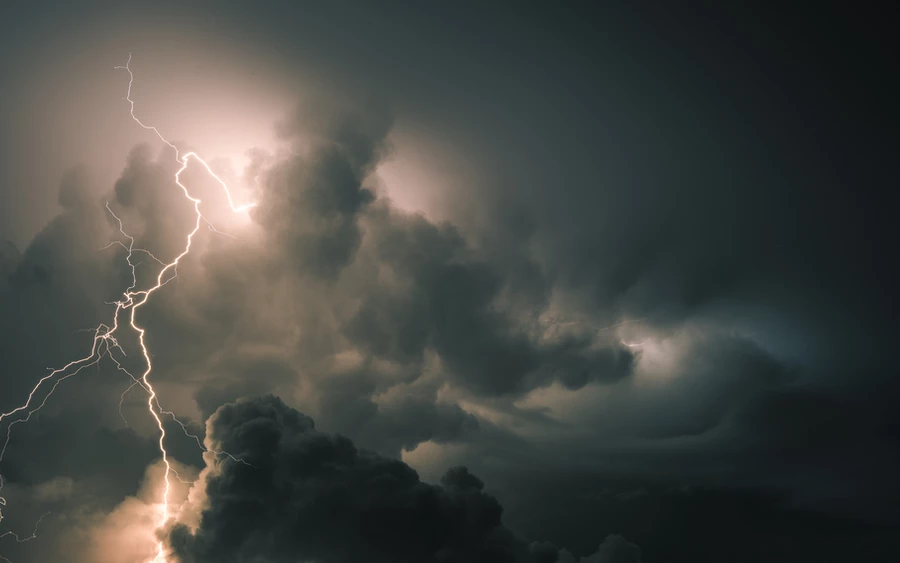 Az iMeteo tájékoztatása szerint a következő napokban a hőmérséklet viszonylag magas lesz, de számolnunk kell a viharszezon kezdetével is, amely meglehetősen intenzívnek ígérkezik. 