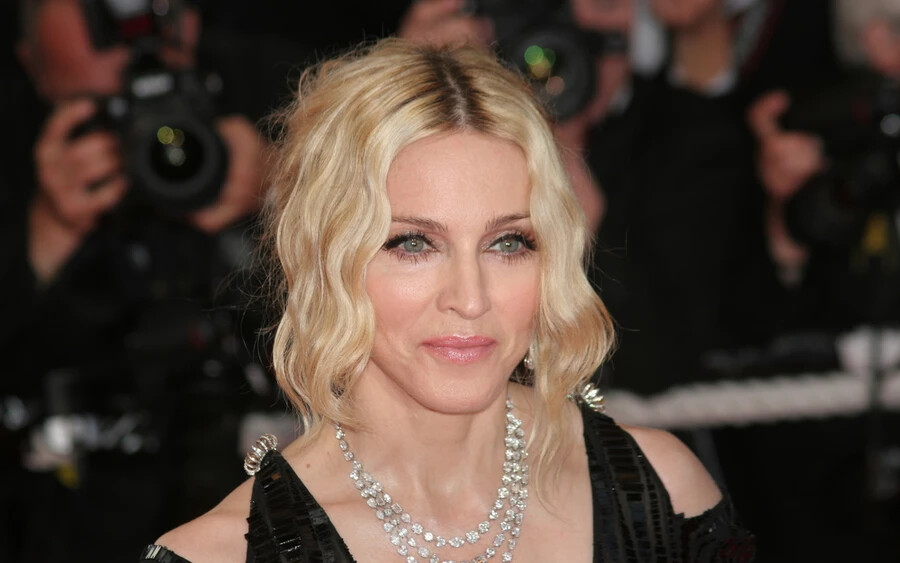 Madonna – Mátrix (1999): Ez az 1999-es sci-fi, melyet a Wachowski testvérek rendeztek, csaknem 500 milliót hozott a konyhára, és a folytatásai is rendkívül sikeresek voltak. Trinity szerepét eredetileg Madonnának ajánlották fel, aki azonban elutasította, mert nem tetszett neki a forgatókönyv. Utólag már bánja, a Mátrixot ugyanis minden idők egyik legjobb filmjének tartja.