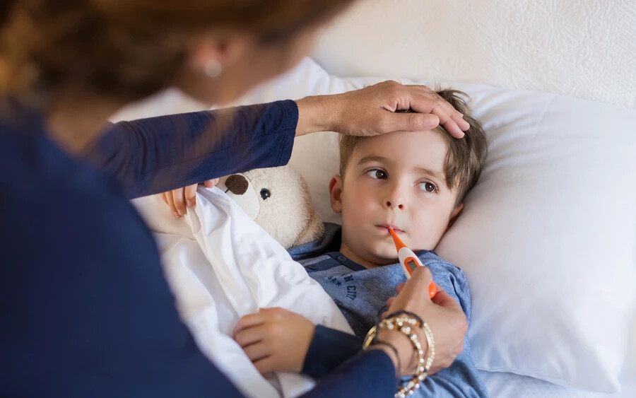 Elena Prokopová, az egészségügyi minisztérium gyermekgyógyászati főszakértője közölte, hogy a gyermekeknél a két év karanténos időszak alatt elmaradt az immunizáció, ezért könnyen elkapják az influenzát, vagy más fertőzéseket. Az orvos ennek ellenére nem ajánlja a maszk használatát. 