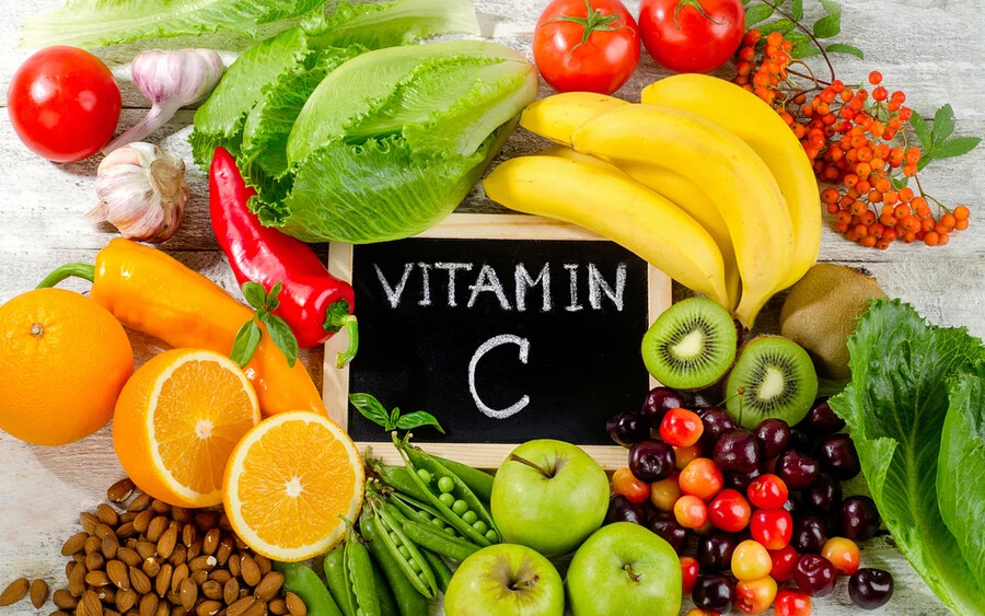 A C-vitamin fontos szerepet játszik az immunrendszer működésében. Próbáljon meg több C-vitaminban gazdag ételeket fogyasztani. Ilyenek például a citrom, a narancs, a kivi és a paprika.