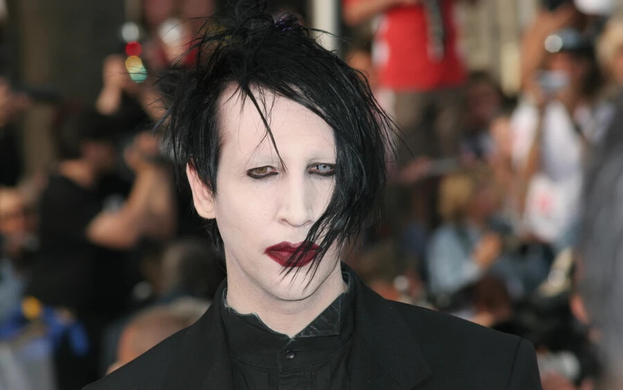 A sértett azt állítja az énekesről, hogy az 1995-ös dallasi Manson-koncert után a turnébusznál várták az előadót. 