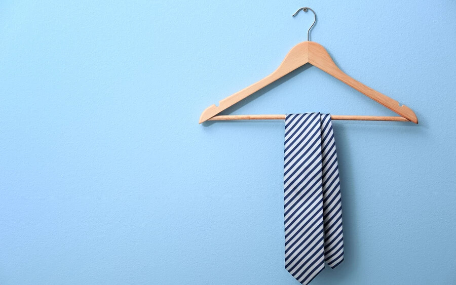 A nyakkendő, hasonlóan a memóriahabos párnához, olyan anyagból készült, melynek nem tesz jót a mosógép dobjában való zötykölődés. Ha mégis így teszünk, könnyen meglehet, hogy összemegy, kiszakad vagy deformálódik az elegáns kiegészítőnk.