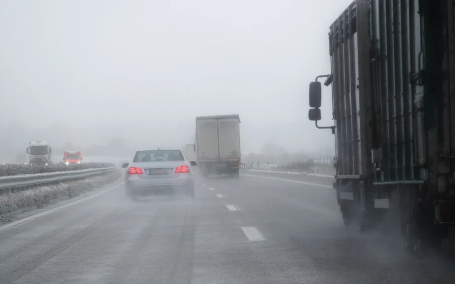 Ne essünk pánikba – a hirtelen fékezés a lehető legrosszabb, amit tehetünk, mivel ilyenkor az autó kerekei megállnak, viszont a jármű tovább csúszik, és csak erős ellenkormányozással lehet helyrehozni. Hagyatkozzunk a motorfékre: minél alacsonyabb a sebességfokozat, annál hatékonyabban működik. Ilyen esetekben a téli gumi sem biztosít jobb tapadást.