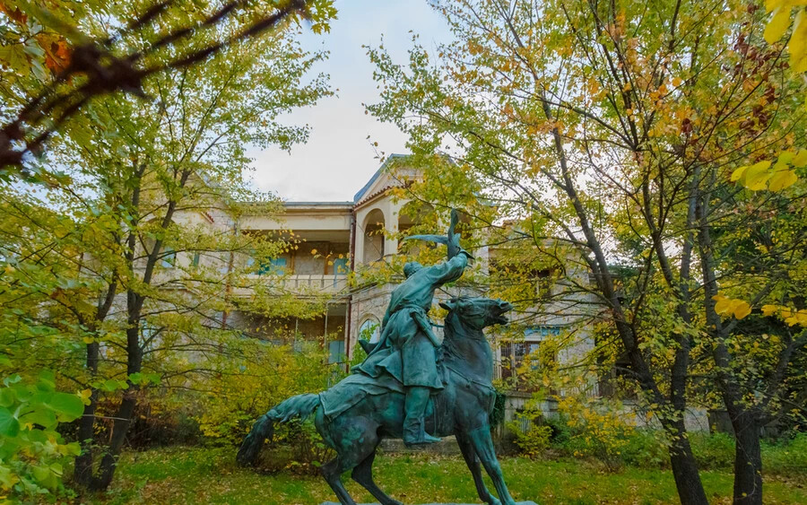 Egy vadász  lovas szobra a palotakertben (Fotó: Shutterstock)