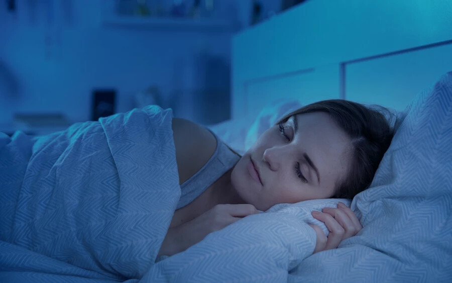 Amennyiben önmagára ismert, akkor sem kell feltétlenül aggódni: egy kutatás szerint ha az alvási középpontját két órával korábbra sikerül helyezni, már akár 40 százalékkal kevesebb esély van a depresszió kialakulására. Tehát ha eddig hajnali 1-kor ment el aludni, elég, ha ezentúl 11 órakor fekszik le.