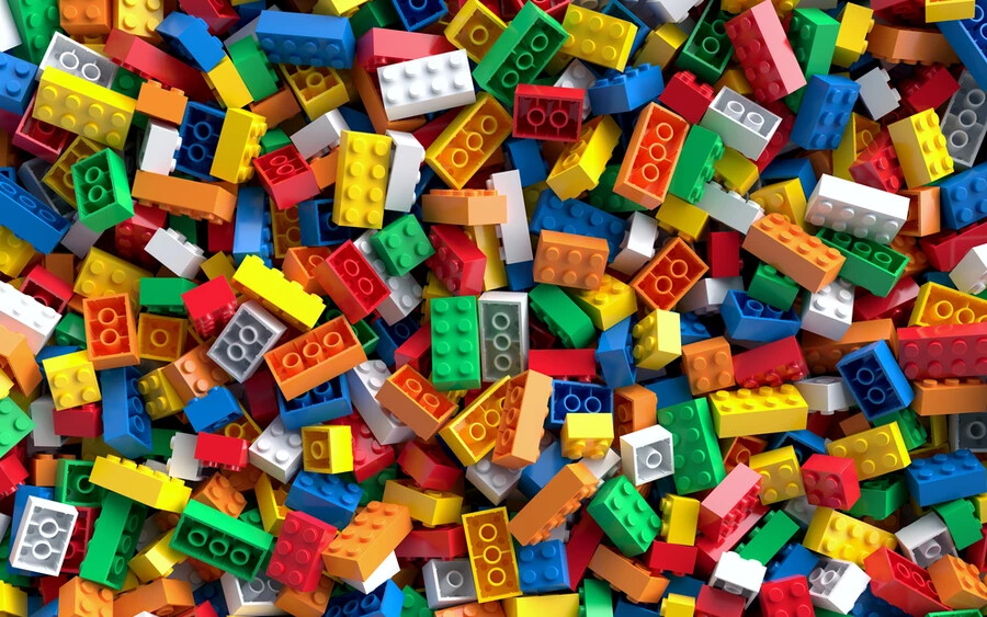 Néhány nappal ezelőtt a Dráčik egyik legnagyobb beszállítója, a Lego multinacionális vállalat reagált a helyzetre: „Csalódottan láttuk a Dráčik weboldalán megjelent közleményt, és felfüggesztettük a promóciós hirdetéseket, amíg felülvizsgáljuk a helyzetet” – írta a vállalat.