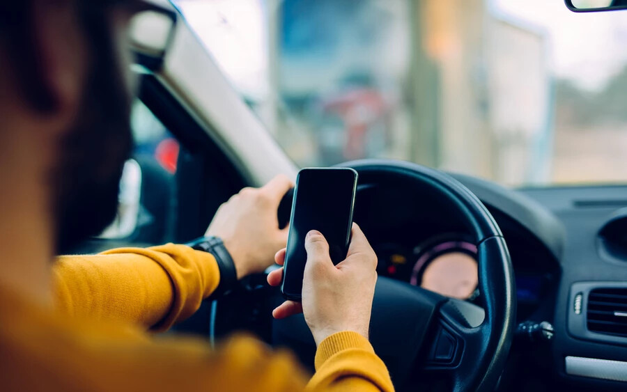 A telefonok a mindennapi életünk részévé váltak, sokszor vezetés közben is kézbe kerülnek, ezzel pedig jelentősen növelik a balesetek kockázatát. A vezetés közbeni mobiltelefon-használat szabálysértésnek minősül, és büntetendő.