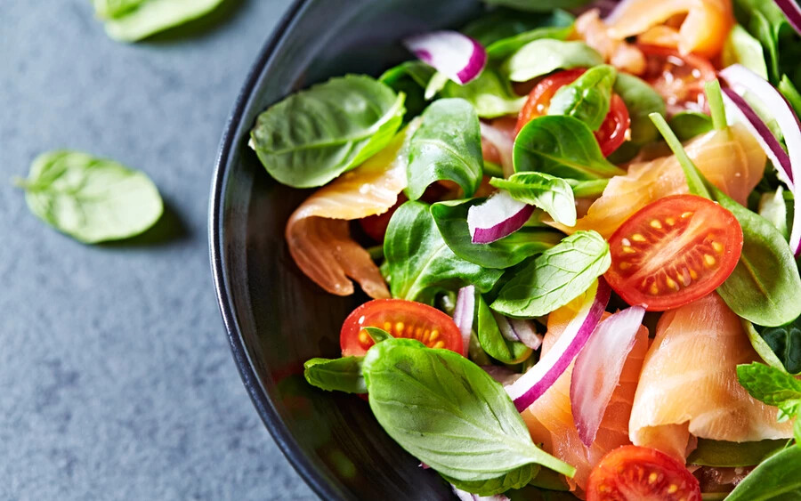 A leveles zöldségek, mint például a saláta, kelkáposzta, levélkáposzta, brokkoli vagy a spenót rendkívüli energiaforrást jelentenek az agy számára. A növényi alapú élelmiszerek K-vitamin-tartalmuk miatt a kognitív hanyatlást is csökkentik.