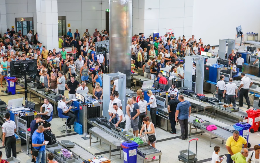 A sztrájk és az elbocsátások miatt a Ryanair több száz járatot törölt, ami miatt az utasok panaszt tettek a késések miatt. Akadtak olyanok is, akik a repülő fedélzetén ragadtak. A törölt járatok és késések által érintett utasok a Twitteren fejezték ki csalódottságukat. A Nagy-Britannia és Európa repülőterein rekedt utasok többsége az étel- és italhiányra panaszkodik. 